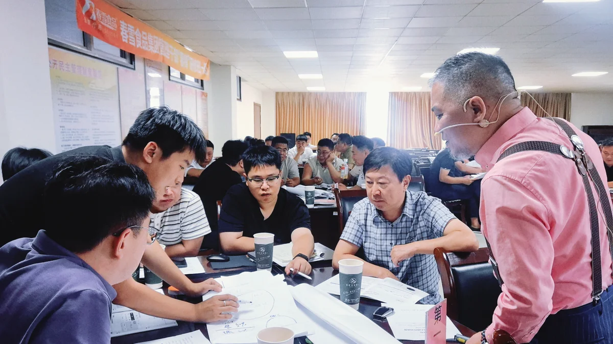 任超一老师在春雪训战营现场给学员辅导